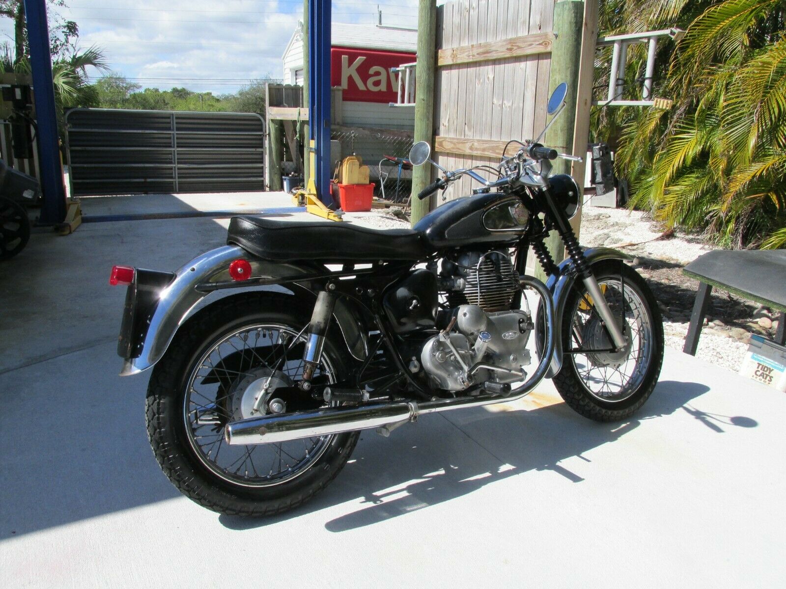 https://www.ebaymotorsblog.com/motors/blog/wp-content/uploads/2022/03/1965-royal-enfield-2.jpg