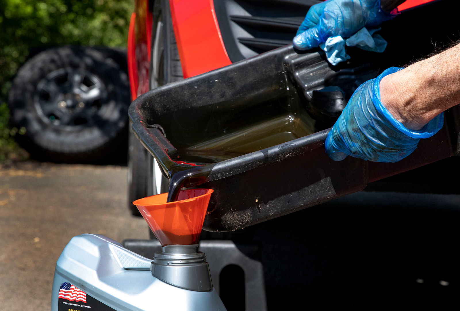 Storing old engine oil for recycling