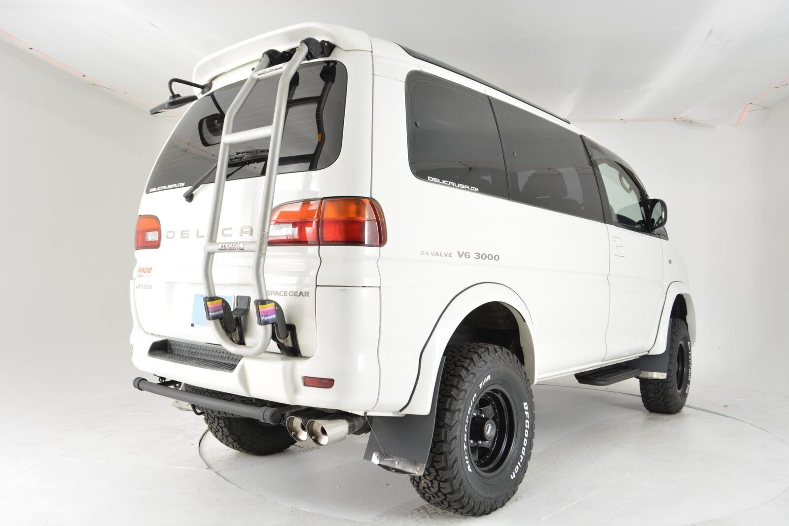 White 1997 Mitsubishi Delica exterior view from right rear