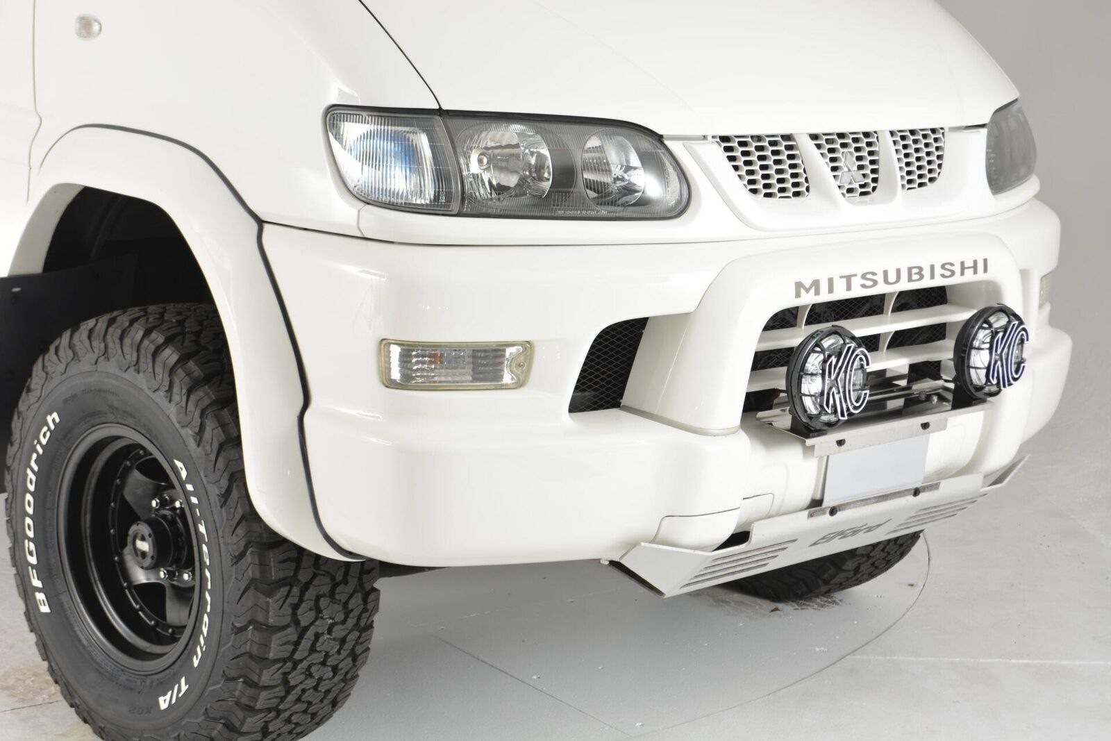 White 1997 Mitsubishi Delica front exterior photo