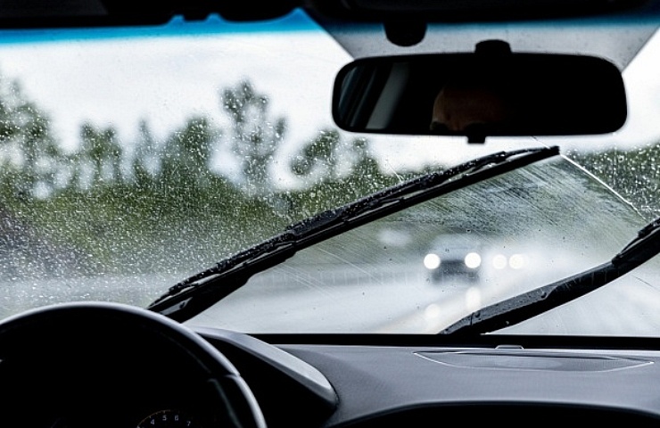 Should You Leave Your Wiper Blades Up Before a Winter Storm? - Glass.com