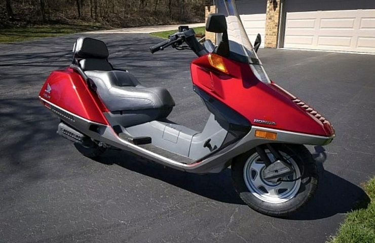 1986 Honda Helix - right front - featured