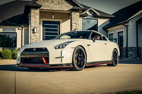 2015 Nissan GT-R NISMO - left front profile