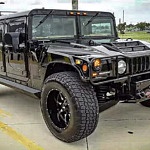 Hummer H1 Stands Out In a Sea of Look-Alike SUVs